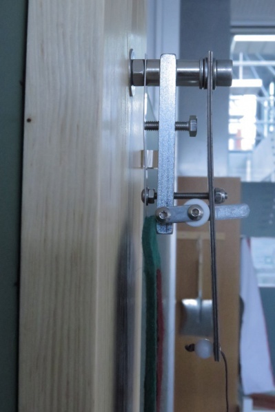 Datei:Geschwindigkeit Überlagerung Vektor Dart-Pfeil Versuchsaufbau Befestigung.jpg