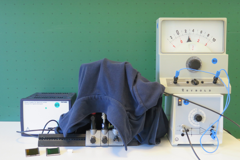 Datei:Fotoeffekt Aufbau Hg-Lampe an violett 436 mit Abdeckung.jpg