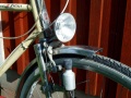 Fahrrad-Seitenläufer-Dynamo mit Lampe.jpg