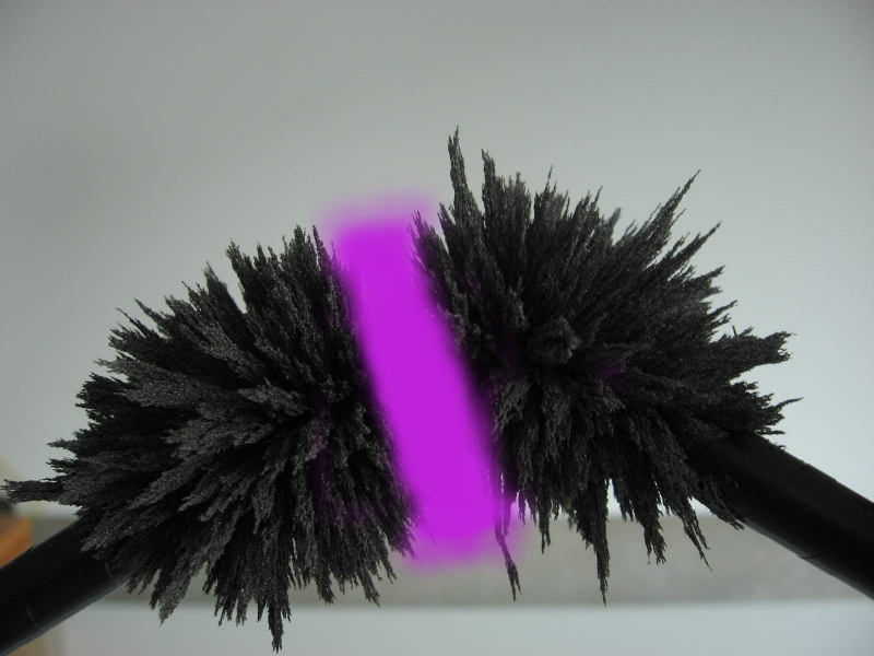 Datei:Magnet in Eisenfeilspäne N N mit Feld.jpg